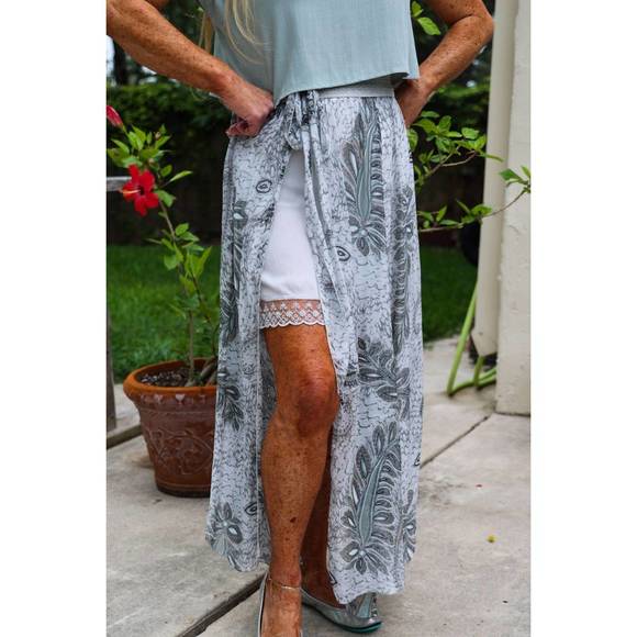 NEW LOOK MODE USA palm leaf print long skirt in light grey - Picture 2 of 3